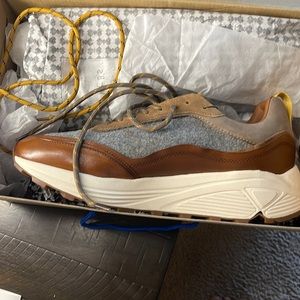 I’m selling a pair of brand new Aldo sneakers.